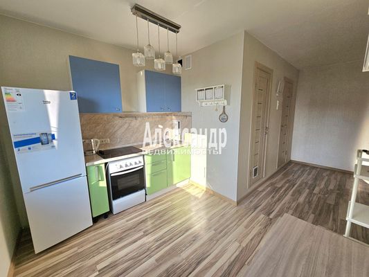 Продам трехкомнатную (3-комн.) квартиру, Коммунаров ул, 120, Сестрорецк г