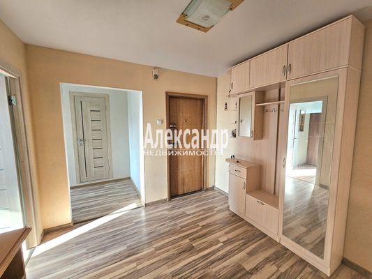 Продам трехкомнатную (3-комн.) квартиру, Коммунаров ул, 120, Сестрорецк г