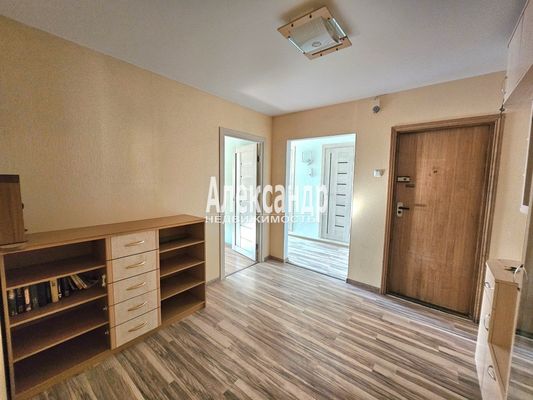 Продам трехкомнатную (3-комн.) квартиру, Коммунаров ул, 120, Сестрорецк г