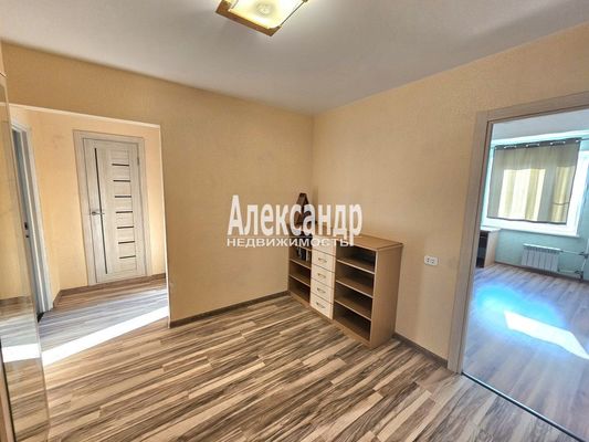 Продам трехкомнатную (3-комн.) квартиру, Коммунаров ул, 120, Сестрорецк г