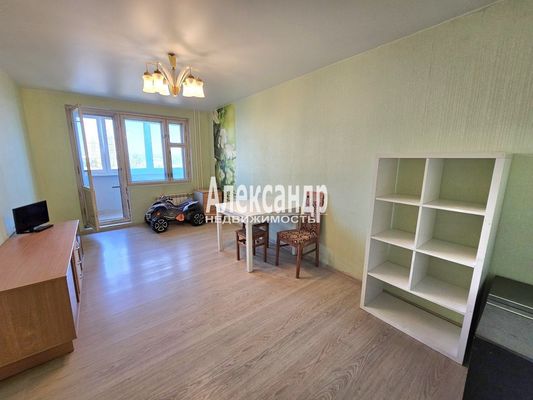 Продам трехкомнатную (3-комн.) квартиру, Коммунаров ул, 120, Сестрорецк г