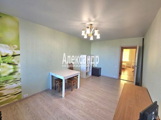 Продам трехкомнатную (3-комн.) квартиру, Коммунаров ул, 120, Сестрорецк г