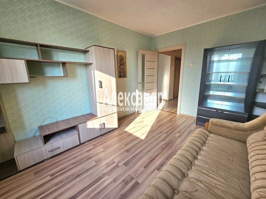 Продам трехкомнатную (3-комн.) квартиру, Коммунаров ул, 120, Сестрорецк г