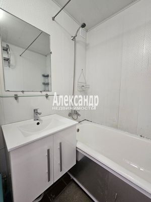 Продам трехкомнатную (3-комн.) квартиру, Коммунаров ул, 120, Сестрорецк г