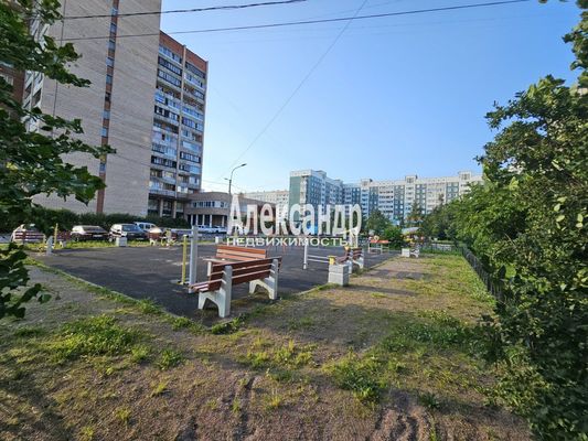 Продам трехкомнатную (3-комн.) квартиру, Коммунаров ул, 120, Сестрорецк г
