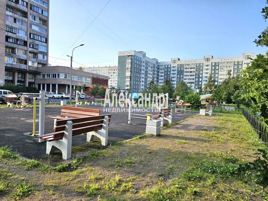 Продам трехкомнатную (3-комн.) квартиру, Коммунаров ул, 120, Сестрорецк г