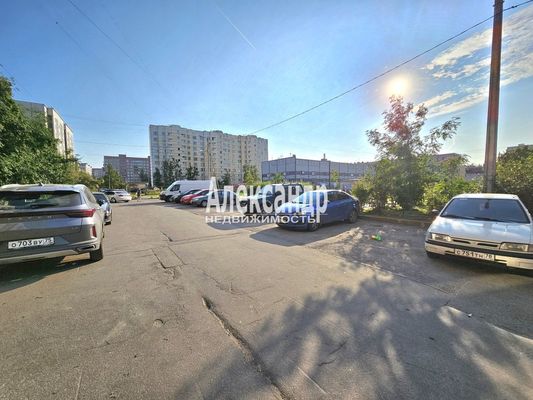 Продам трехкомнатную (3-комн.) квартиру, Коммунаров ул, 120, Сестрорецк г