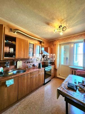 Продам трехкомнатную (3-комн.) квартиру, Энергетиков ул, 50, Кириши г