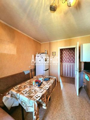 Продам трехкомнатную (3-комн.) квартиру, Энергетиков ул, 50, Кириши г