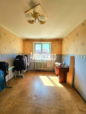 Продам трехкомнатную (3-комн.) квартиру, Энергетиков ул, 50, Кириши г