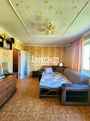 Продам трехкомнатную (3-комн.) квартиру, Энергетиков ул, 50, Кириши г