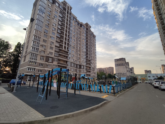 Продам трехкомнатную (3-комн.) квартиру, Конгрессная ул, 21, Краснодар г