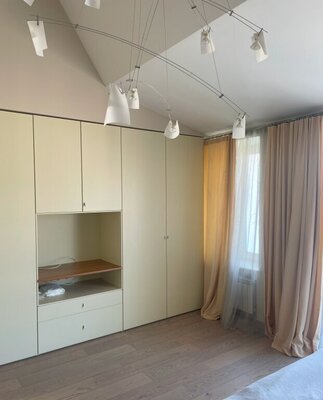 Продам трехкомнатную (3-комн.) квартиру, 10-я В.О. линия, 10, Санкт-Петербург г