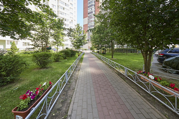 Продам трехкомнатную (3-комн.) квартиру, Бадаева ул, 8к2, Санкт-Петербург г