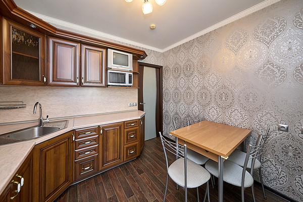 Продам трехкомнатную (3-комн.) квартиру, Бадаева ул, 8к2, Санкт-Петербург г