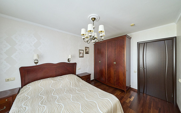 Продам трехкомнатную (3-комн.) квартиру, Бадаева ул, 8к2, Санкт-Петербург г