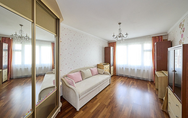 Продам трехкомнатную (3-комн.) квартиру, Бадаева ул, 8к2, Санкт-Петербург г