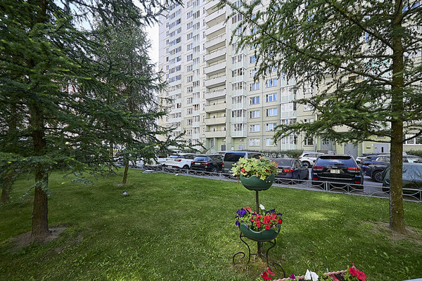 Продам трехкомнатную (3-комн.) квартиру, Бадаева ул, 8к2, Санкт-Петербург г