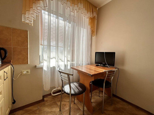 Продам трехкомнатную (3-комн.) квартиру, Набережная ул, 83, Симферополь г