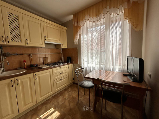 Продам трехкомнатную (3-комн.) квартиру, Набережная ул, 83, Симферополь г