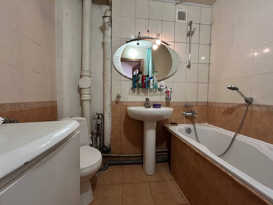 Продам трехкомнатную (3-комн.) квартиру, Набережная ул, 83, Симферополь г