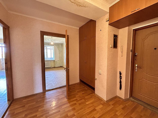 Продам трехкомнатную (3-комн.) квартиру, Набережная ул, 83, Симферополь г