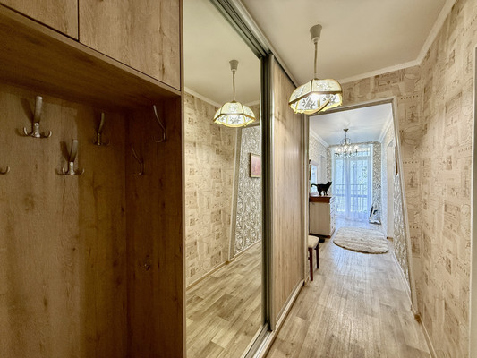 Продам двухкомнатную (2-комн.) квартиру, Индустриальная ул, 41, Симферополь г