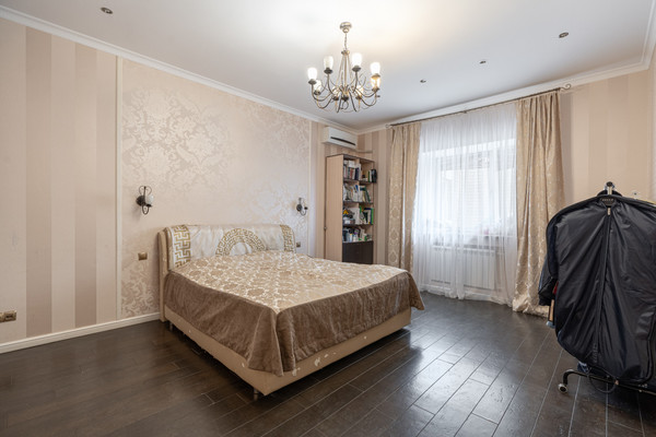 Продам трехкомнатную (3-комн.) квартиру, Адоратского ул, 1, Казань г