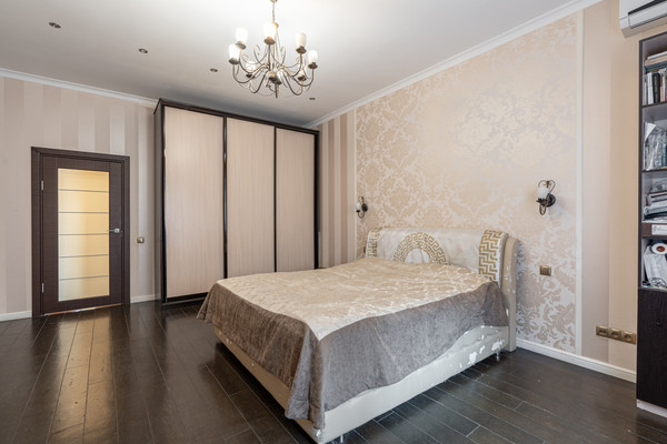Продам трехкомнатную (3-комн.) квартиру, Адоратского ул, 1, Казань г