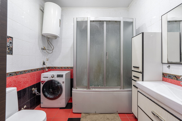 Продам трехкомнатную (3-комн.) квартиру, Адоратского ул, 1, Казань г
