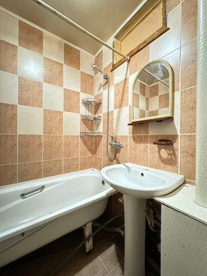 Продам трехкомнатную (3-комн.) квартиру, Профсоюзная ул, 224кА, Вольный Аул кп