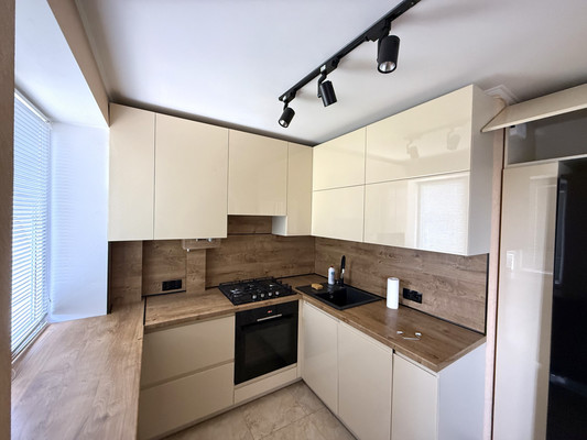 Продам двухкомнатную (2-комн.) квартиру, Гагарина ул, 28, Симферополь г