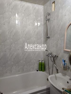 Продам двухкомнатную (2-комн.) квартиру, Пролетарская ул, 15, Волхов г