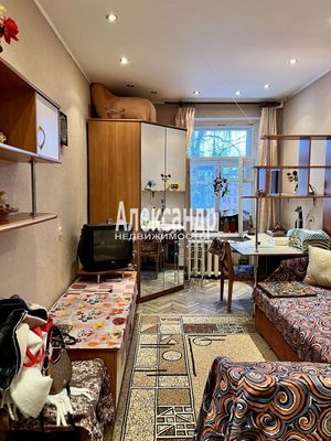 Продам долю в 4-комн. квартире, Воронежская ул, 122, Санкт-Петербург г