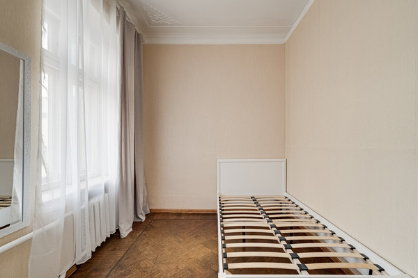 Сдам комнату в 5-комн. квартире, Малый Николопесковский пер, 11/2, Москва г