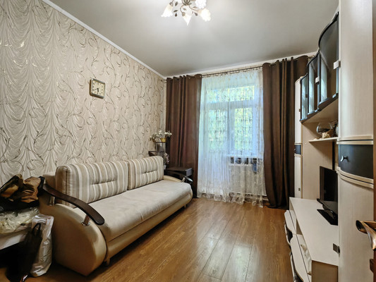 Продам трехкомнатную (3-комн.) квартиру, Серпуховская ул, 40б, Липицы с