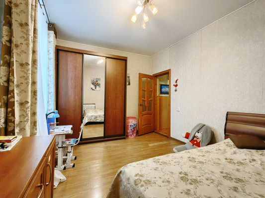 Продам трехкомнатную (3-комн.) квартиру, Серпуховская ул, 40б, Липицы с