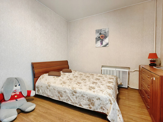 Продам трехкомнатную (3-комн.) квартиру, Серпуховская ул, 40б, Липицы с
