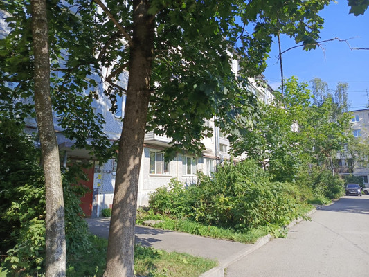 Продам двухкомнатную (2-комн.) квартиру, Урицкого ул, 5, Гатчина г