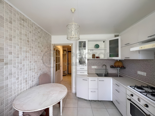 Продам двухкомнатную (2-комн.) квартиру, Морская ул, 13, Ям с