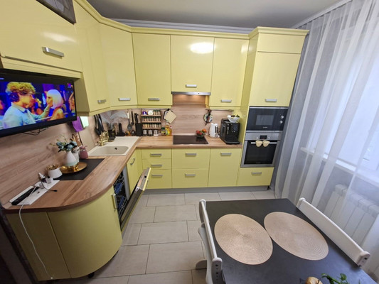 Продам трехкомнатную (3-комн.) квартиру, Батайский проезд, 17, Москва г