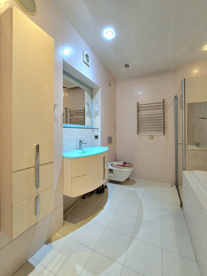 Продам трехкомнатную (3-комн.) квартиру, Рюхина ул, 12а, Санкт-Петербург г