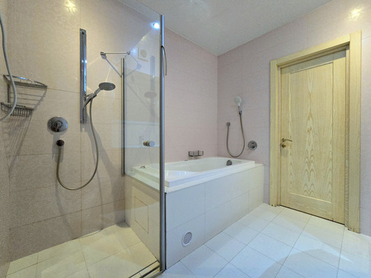 Продам трехкомнатную (3-комн.) квартиру, Рюхина ул, 12а, Санкт-Петербург г