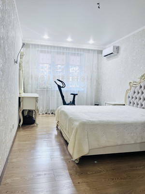 Продам трехкомнатную (3-комн.) квартиру, Адмиралтейский б-р, 3к3, Краснодар г