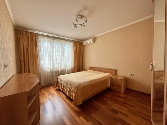 Продам трехкомнатную (3-комн.) квартиру, Дыбенко ул, 18к1, Москва г