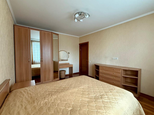 Продам трехкомнатную (3-комн.) квартиру, Дыбенко ул, 18к1, Москва г
