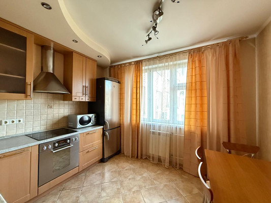 Продам трехкомнатную (3-комн.) квартиру, Дыбенко ул, 18к1, Москва г