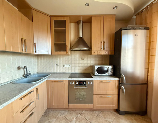 Продам трехкомнатную (3-комн.) квартиру, Дыбенко ул, 18к1, Москва г