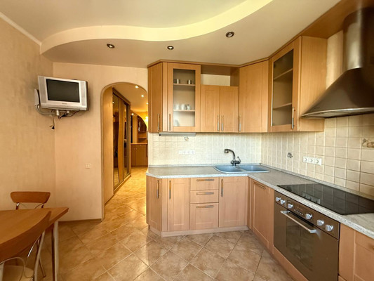 Продам трехкомнатную (3-комн.) квартиру, Дыбенко ул, 18к1, Москва г