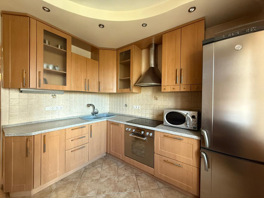 Продам трехкомнатную (3-комн.) квартиру, Дыбенко ул, 18к1, Москва г